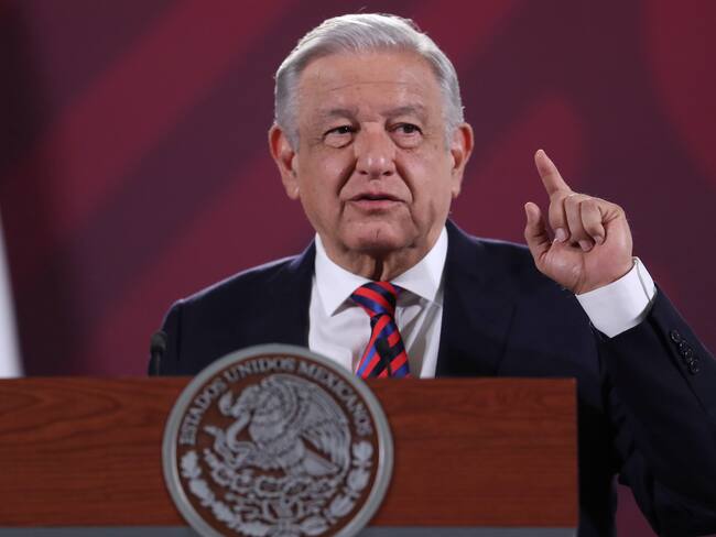 MEX4033. CIUDAD DE MÉXICO (MÉXICO), 31/08/2023 .- El presidente de México, Andrés Manuel López Obrador, habla durante una rueda de prensa hoy, en el Palacio Nacional en Ciudad de México (México). El presidente mexicano, Andrés Manuel López Obrador, acusó este jueves a la Guardia Nacional de Texas de violar el derecho internacional por disparar a un mexicano en el río Bravo, que comparten México y Estados Unidos. EFE/ Sáshenka Gutiérrez