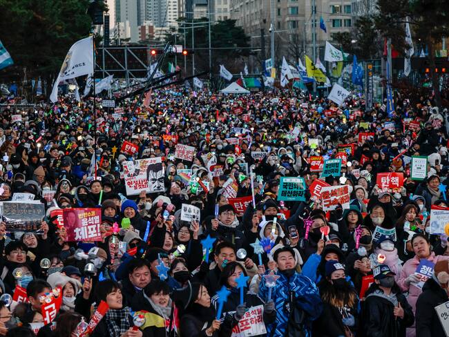Seúl (República de Corea), 14/12/2024.- Manifestantes celebran la aprobación de una moción de destitución contra el presidente Yoon Suk Yeol durante una concentración frente a la Asamblea Nacional. EFE/EPA/JEON HEON-KYUN