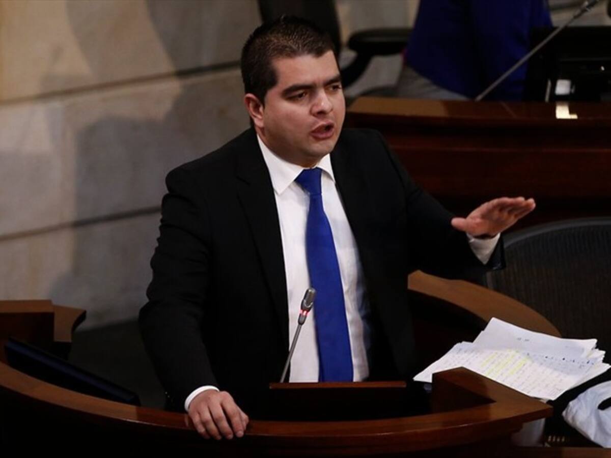 Niegan intento de suspender investigación contra Julián Bedoya