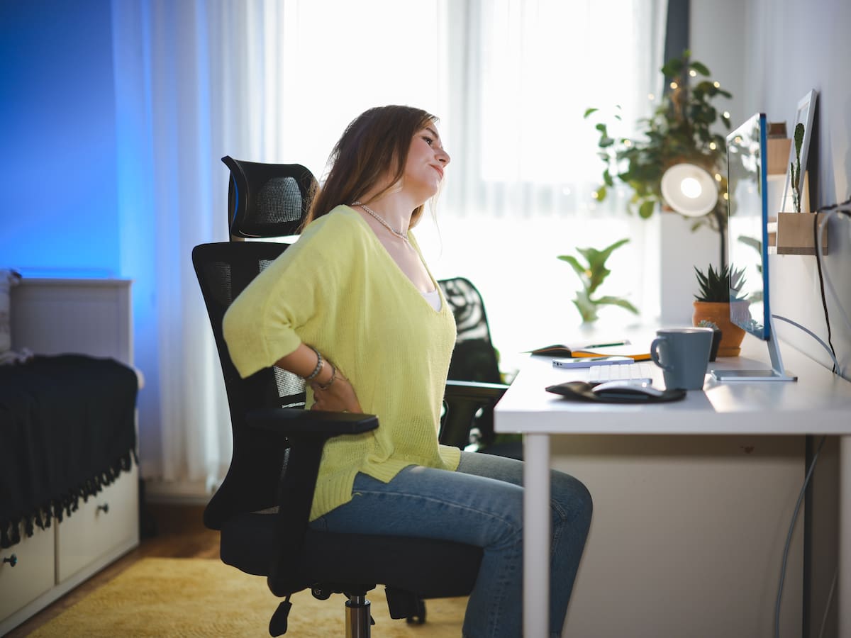 ¿Hay alguna relación con estar mucho tiempo sentado y el dolor lumbar? Experto dio detalles
