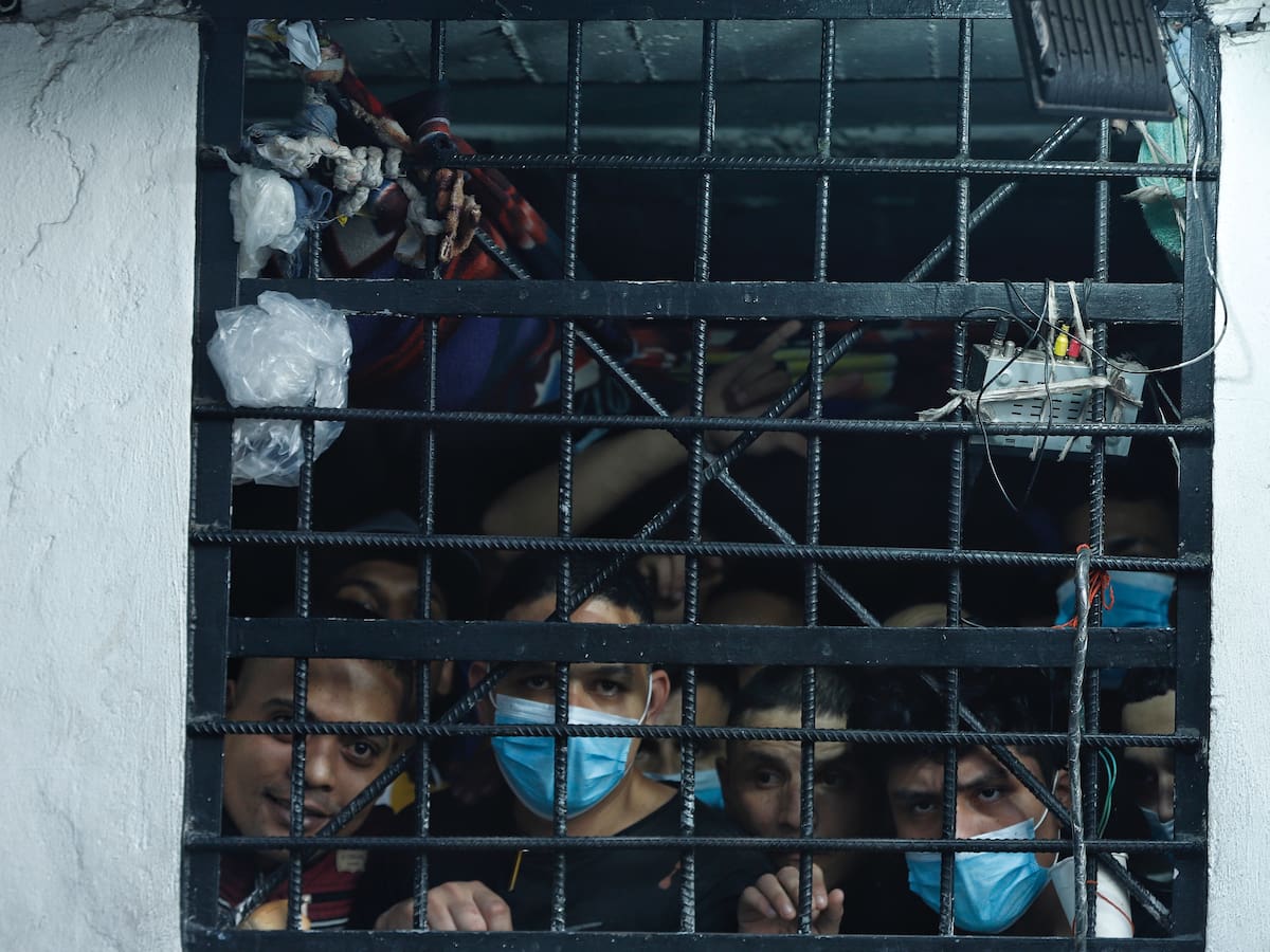 Continúa la crisis de hacinamiento en estaciones de Policía y URI en Bogotá