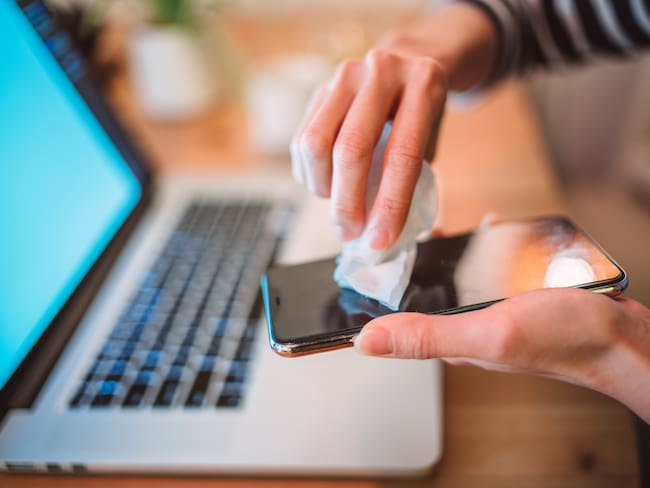 Celular limpieza | Foto: GettyImages