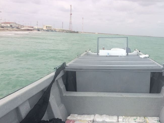 Las autoridades decomisaron media tonelada de cocaína que era transportada en una embarcación por las costas de La Guajira. Foto: Armada Nacional