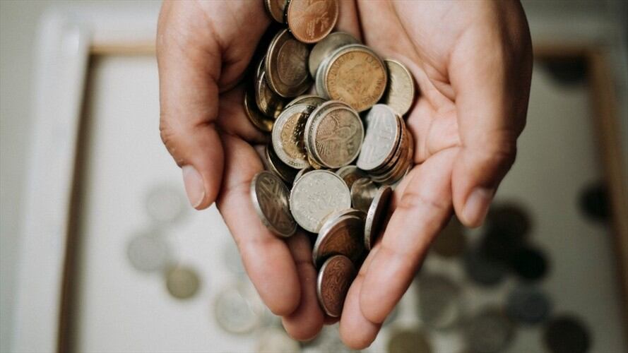 Pareja descubre monedas de oro en la casa. Foto: Getty Images/Johan Rey