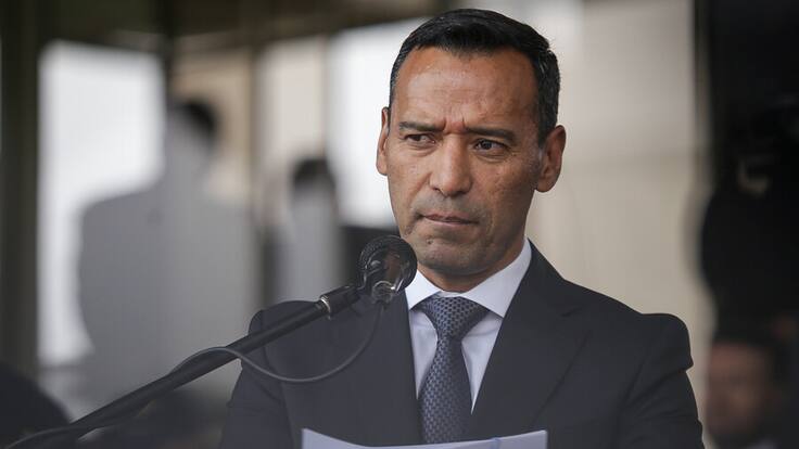 El ministro de Defensa cambió su número de teléfono por intento de hackeo y amenazas de muerte