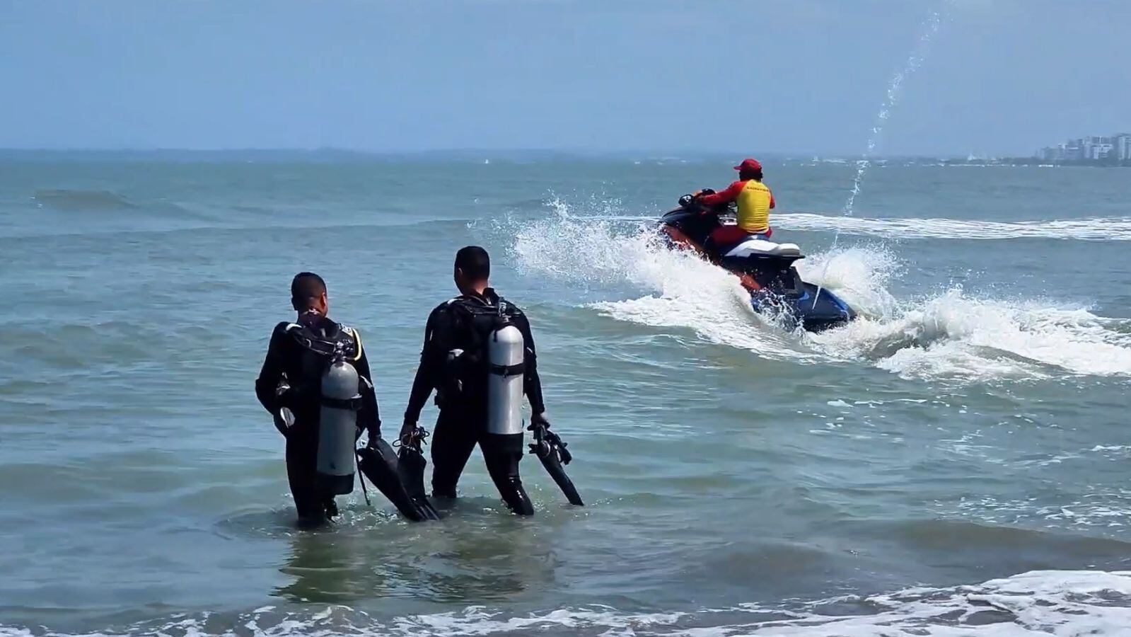 Continúa la búsqueda por parte de la Armada de dos jóvenes desaparecidos en playas de Cartagena