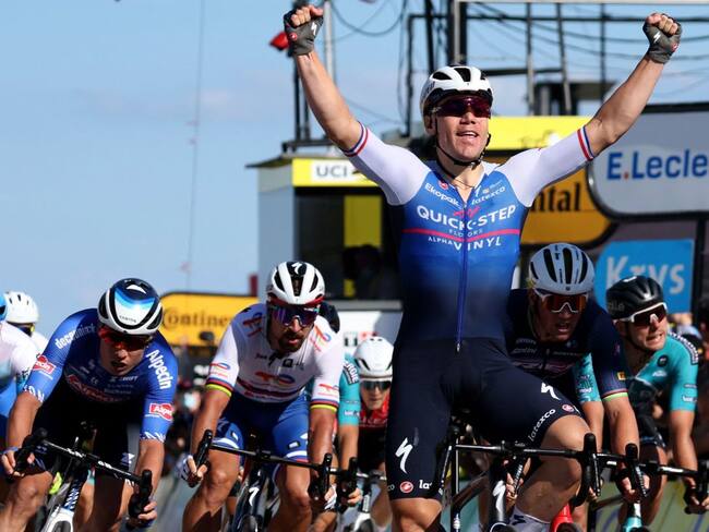 Fabio Jakobsen cruza primero la meta en la segunda etapa del Tour de Francia 2022. (Photo by Thomas SAMSON / AFP) (Photo by THOMAS SAMSON/AFP via Getty Images)