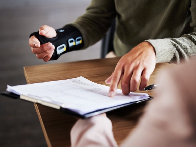 Persona revisando su incapacidad // foto de referencia: Getty Images