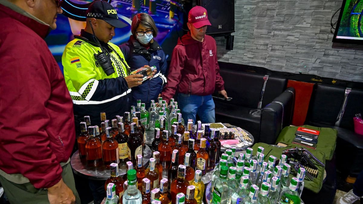 Armas, estupefacientes, licor adulterado y celulares robados: así fue operativo en bares de Engativá