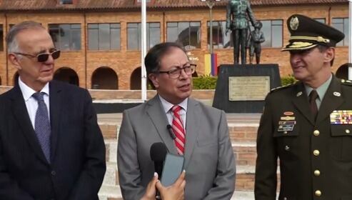 Desde Sibaté, el presidente Gustavo Petro anunció que se han presentado 33.000 patrulleros a curso de ascenso y el Gobierno entregó la autorización para que 12.000 asciendan a subintendentes. Foto: Captura video Presidencia.