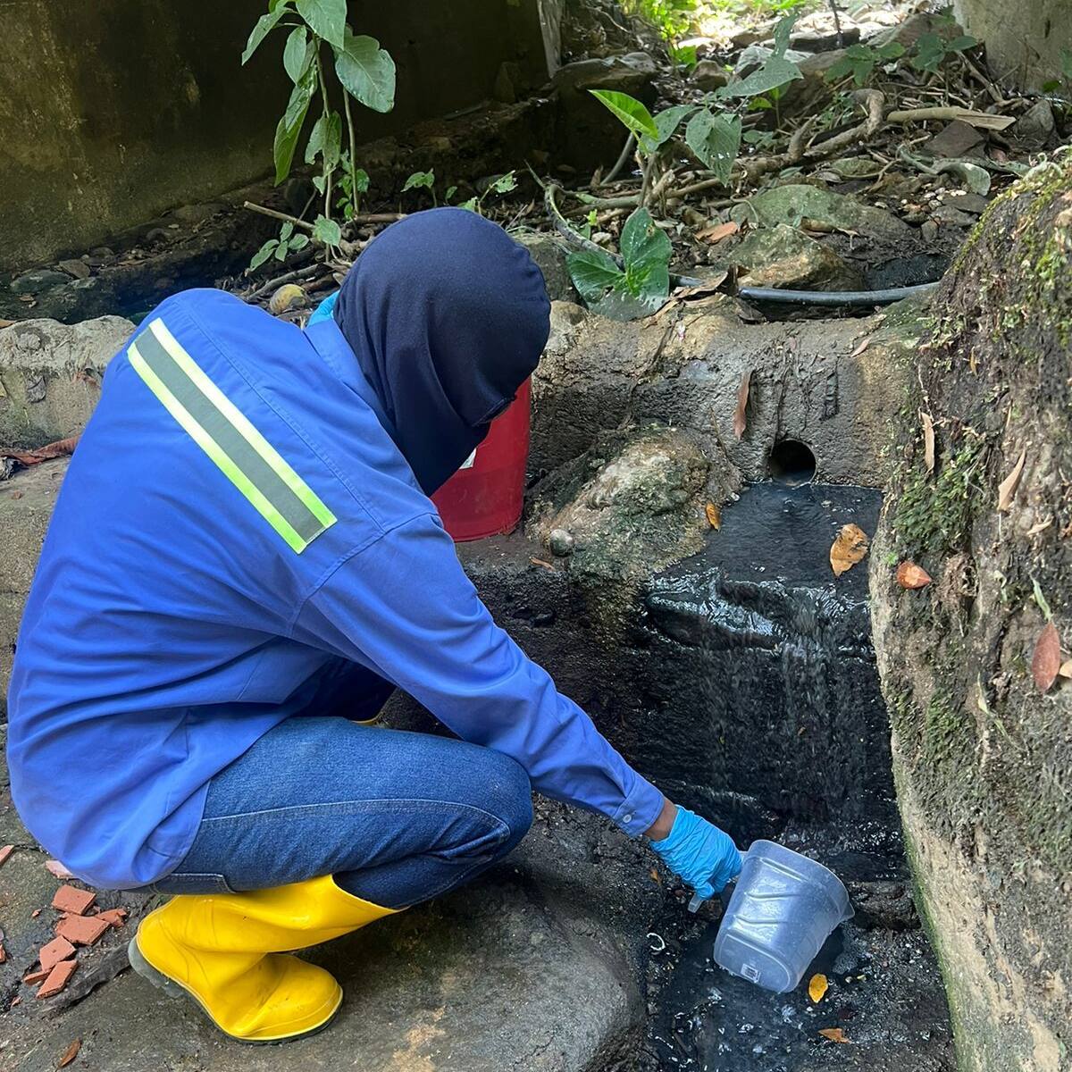Tras denuncias de la comunidad, inspeccionan el estado del agua del río en Minca