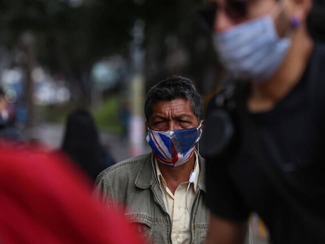 Los distritos de Cali y Buenaventura, así como otros 24 municipios del Valle del Cauca deberán mantener como medida preventiva el uso de tapabocas, por no alcanzar la cifra de vacunados exigida por el Gobierno Nacional. Foto: Colprensa.