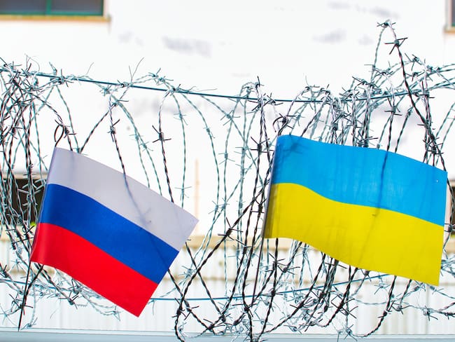 Banderas de Rusia y Ucrania. Foto: Luis Diaz Devesa / Getty Images
