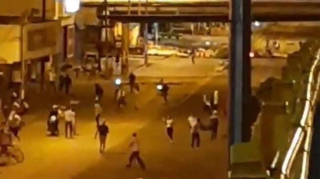 Manifestantes en Cali denuncian ser víctimas de ataques armados desde camionetas. Foto: Captura de video