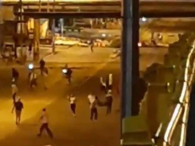 Manifestantes en Cali denuncian ser víctimas de ataques armados desde camionetas. Foto: Captura de video