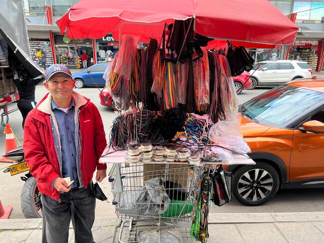 Alfonso López, el ‘Palomo’, vendedor de cordones en San Andresito de la 38 en Bogotá. Foto: Zaida Piñeros