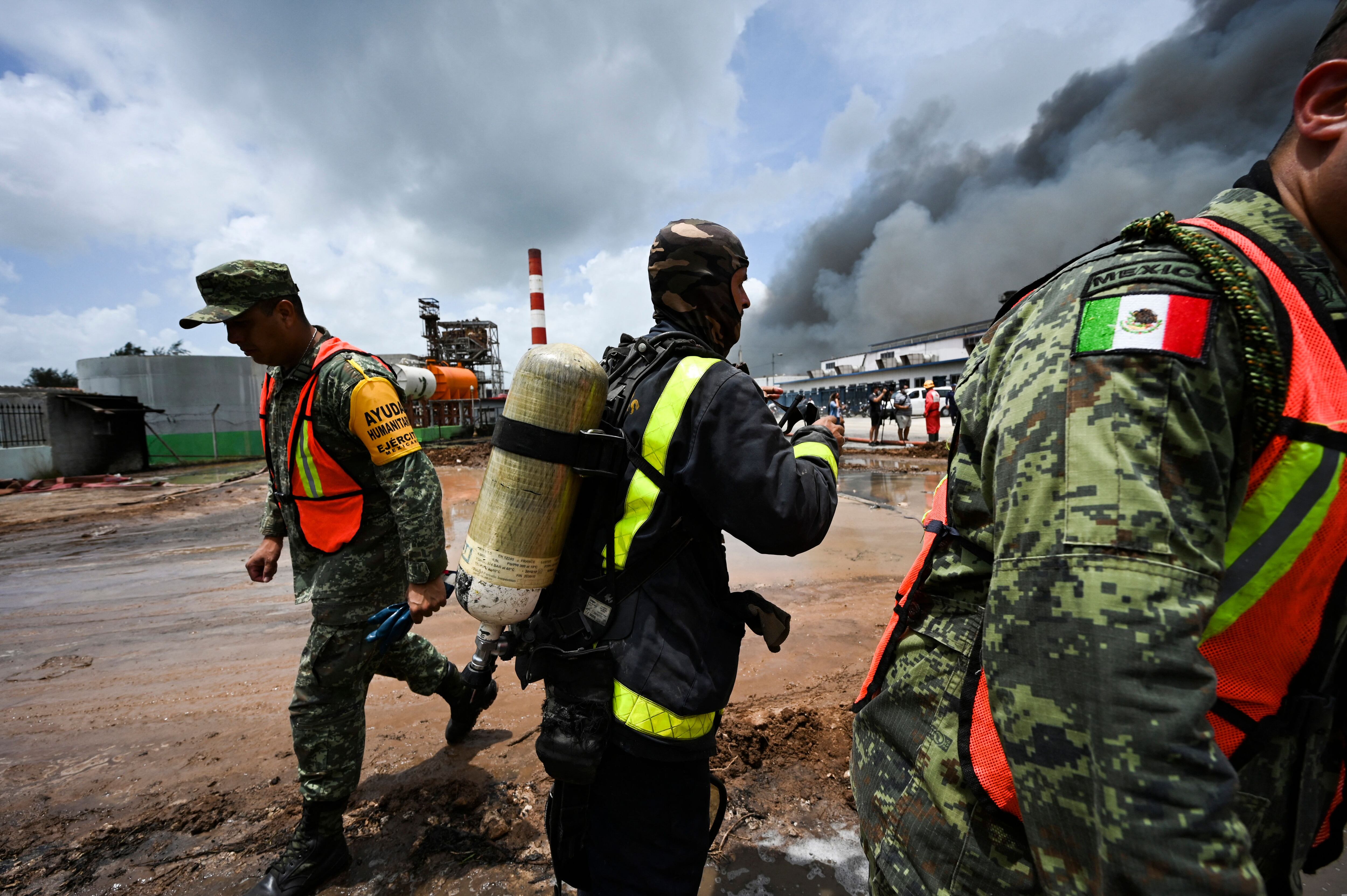 Bomberos de México y Cuba. Foto: YAMIL LAGE/AFP via Getty Images