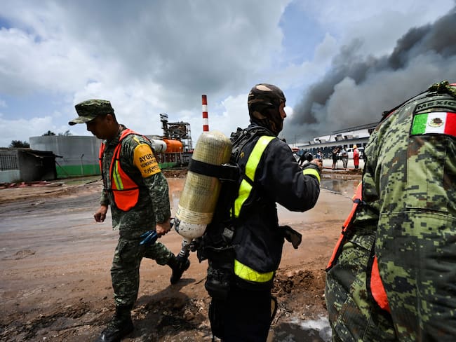 Bomberos de México y Cuba. Foto: YAMIL LAGE/AFP via Getty Images
