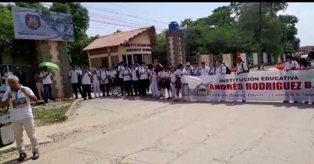 Protesta en el colegio Andrés Rodríguez de Sahagún. Foto: comunidad académica de Sahagún.
