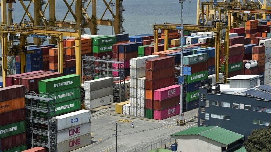 Específicamente la propuesta es que por un año se reduzca a 0% el impuesto para materias primas y al 5% para productos terminados. Foto: Getty Images / LUIS ROBAYO