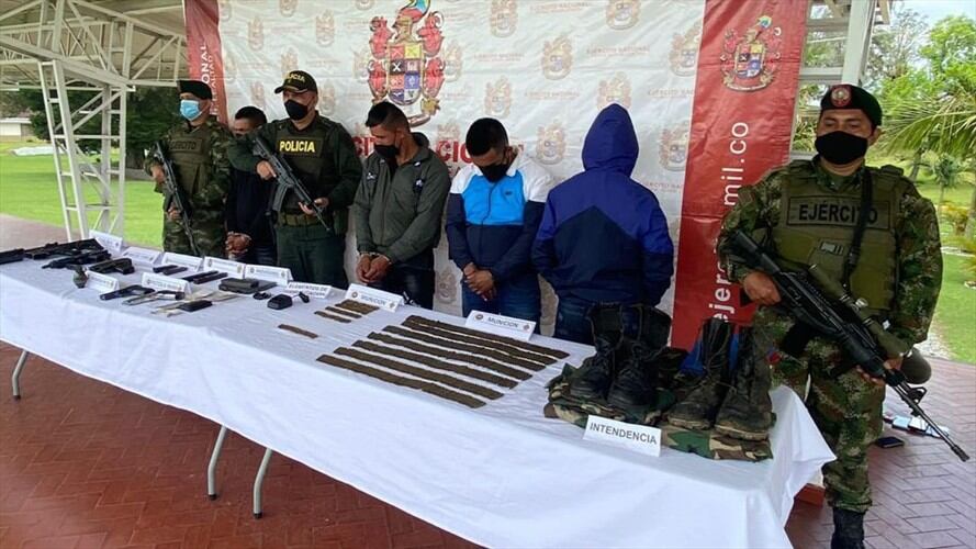 En la diligencia fueron incautadas armas de fuego de largo alcance, explosivos y prendas de uso privativo de las Fuerzas Militares . Foto: Ejército Nacional