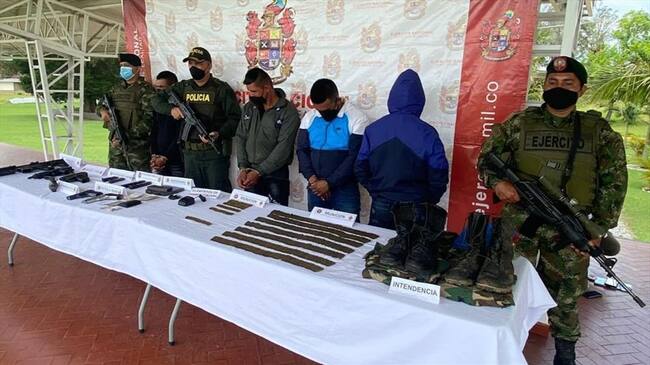 En la diligencia fueron incautadas armas de fuego de largo alcance, explosivos y prendas de uso privativo de las Fuerzas Militares . Foto: Ejército Nacional