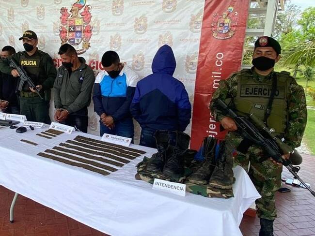 En la diligencia fueron incautadas armas de fuego de largo alcance, explosivos y prendas de uso privativo de las Fuerzas Militares . Foto: Ejército Nacional