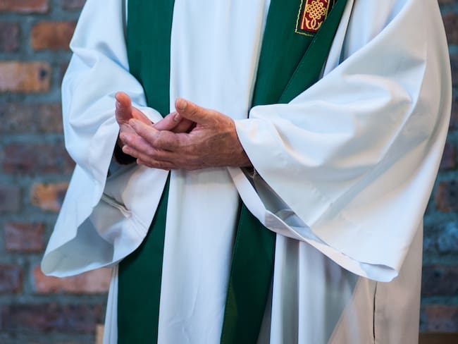 Imagen de referencia de un sacerdote. Foto: Sebastien Desarmaux/Getty Images