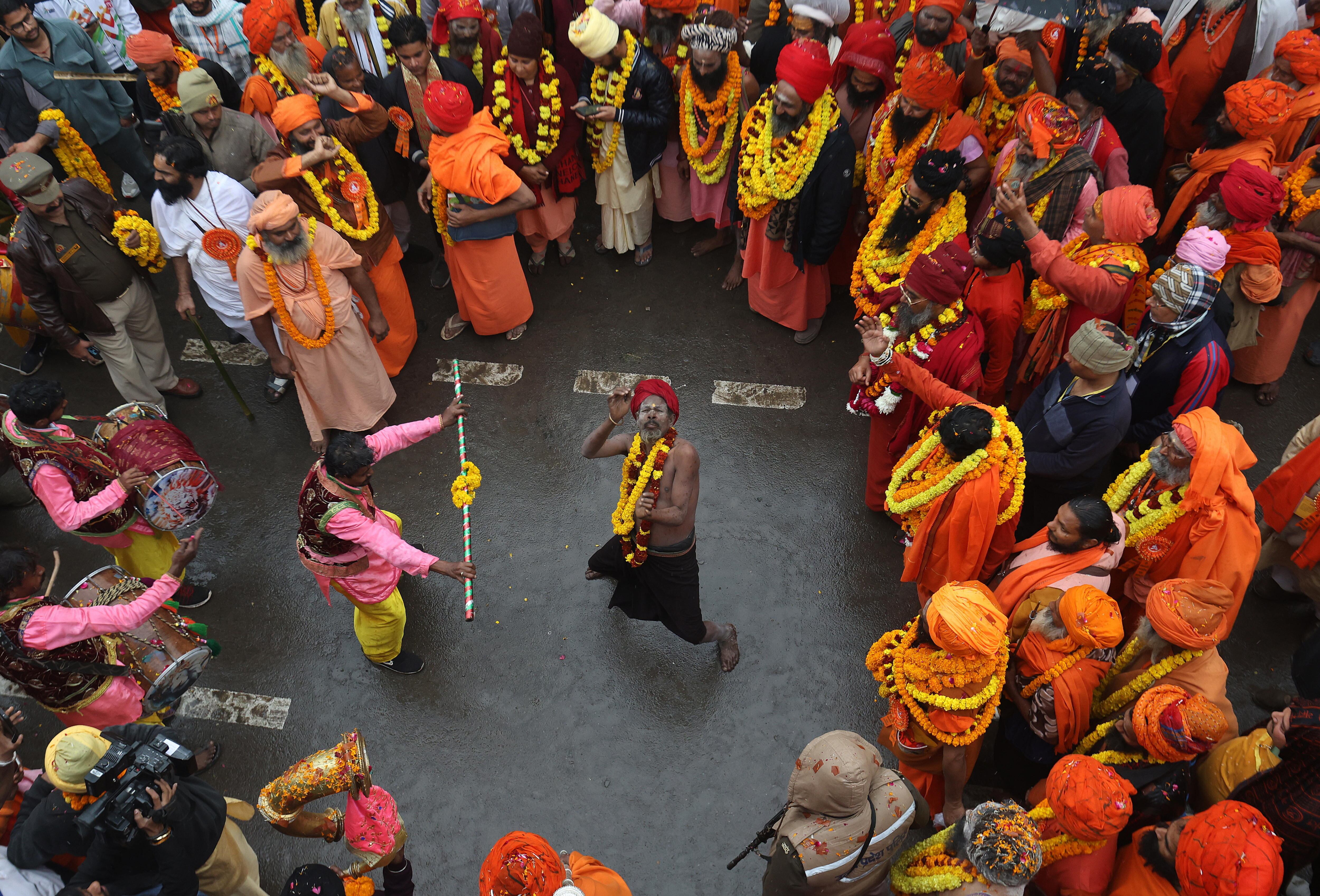 Prayagraj (India), 12/01/2025.- Miembros de Panchayati Akhara Bada Udasin participan en una procesión religiosa mientras se dirigen al festival Kumbh Mela antes del baño real cerca del Sangam.