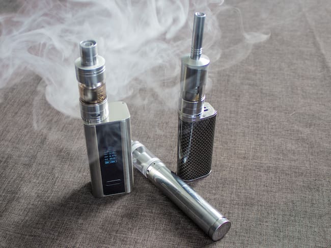 Imagen de referencia de cigarrillos electrónicos y vapeadores. Foto: Getty Images.