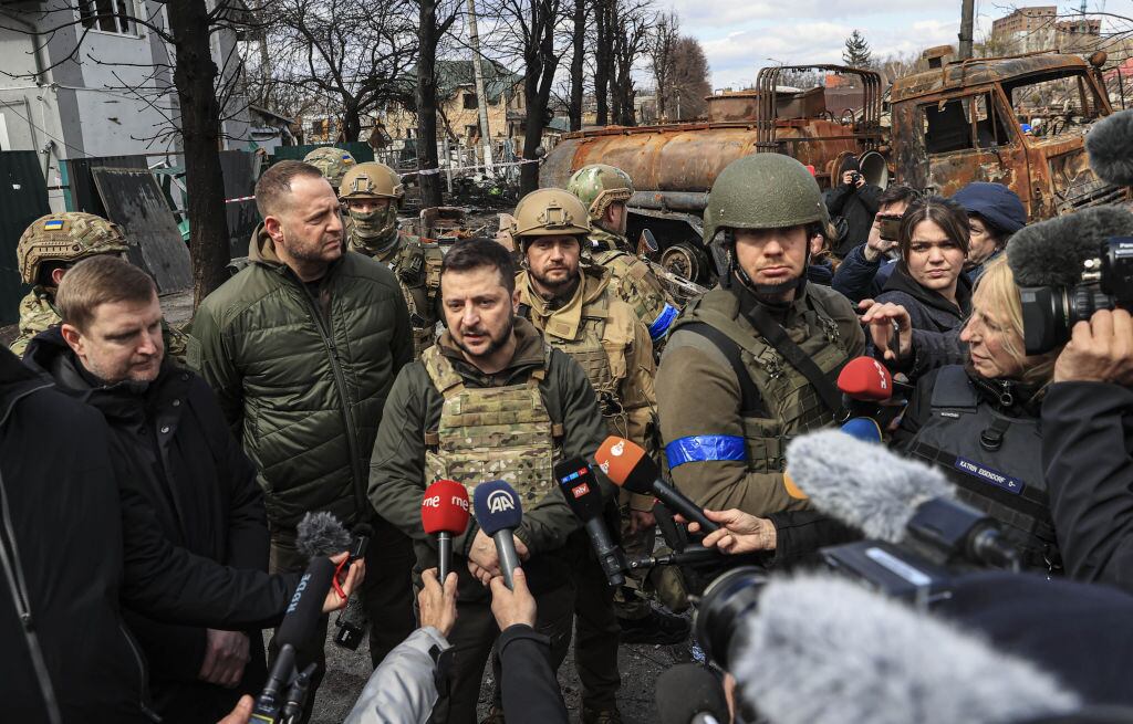 Presidente de Ucrania Volodymyr Zelenskyy en Bucha. (Photo by Metin Aktas/Anadolu Agency via Getty Images)