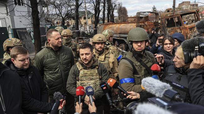 Presidente de Ucrania Volodymyr Zelenskyy en Bucha. (Photo by Metin Aktas/Anadolu Agency via Getty Images)