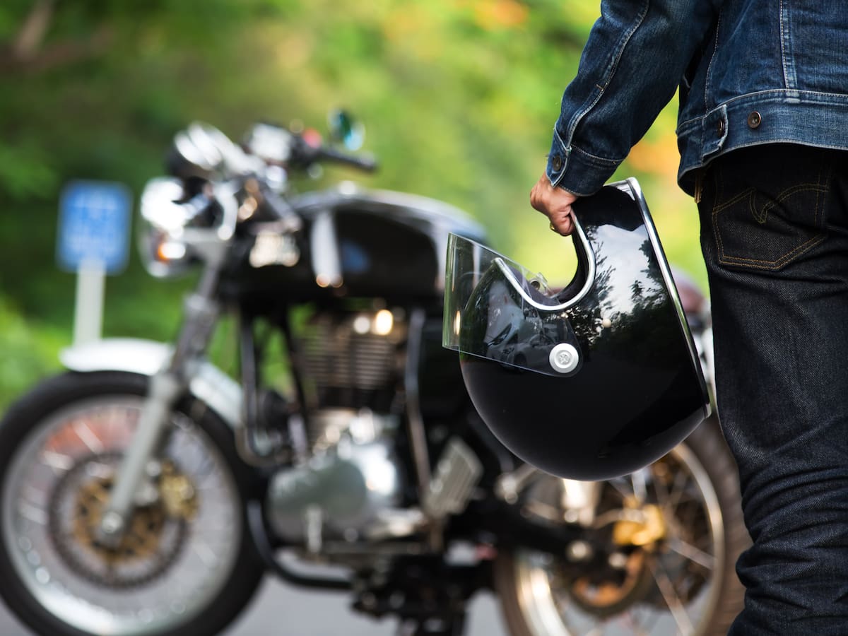 ¿Cuándo se puede llevar un niño en la moto? Restricciones, sanciones y más según la Ley