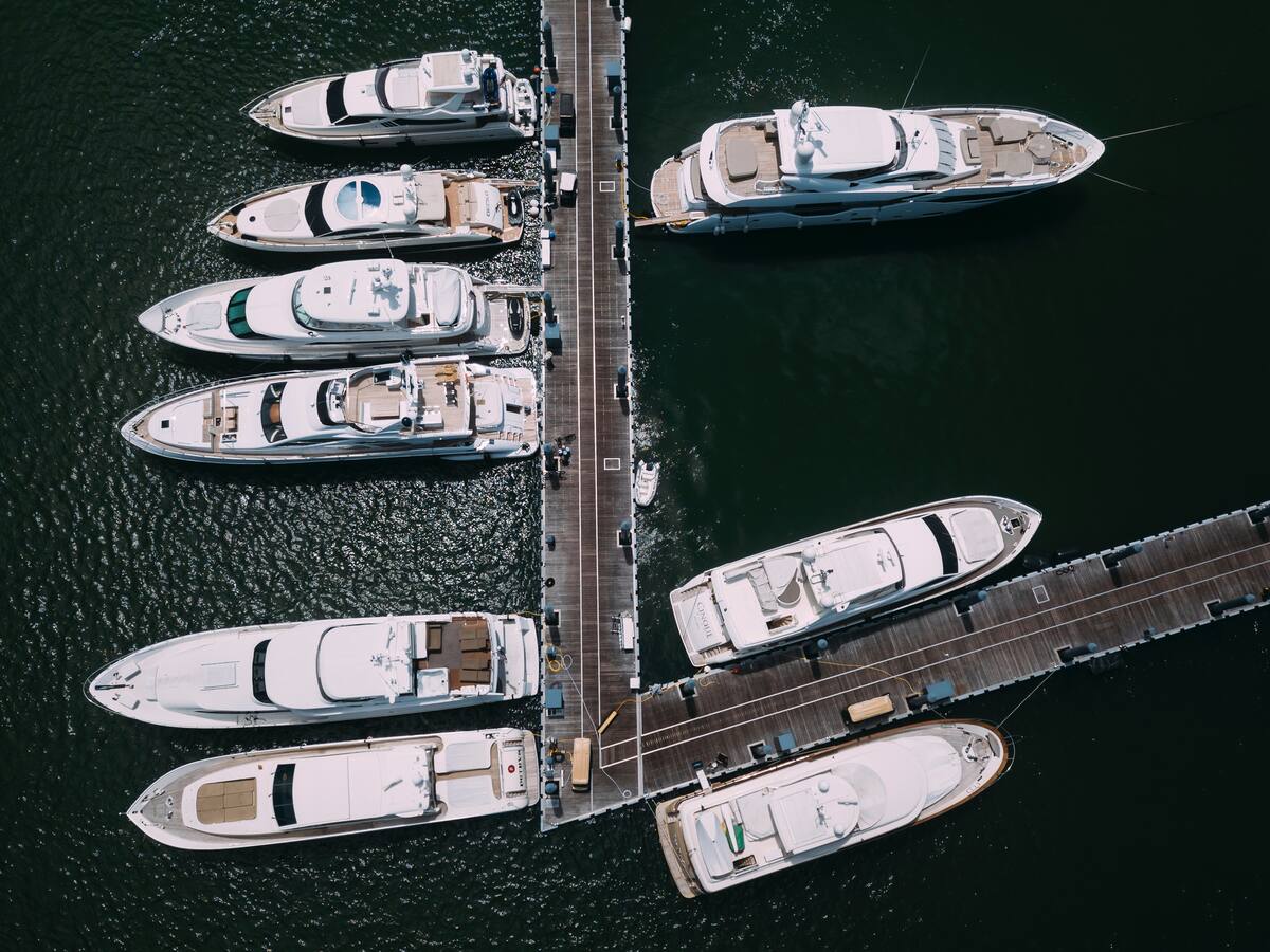 Colombiano fue detenido por arrojar globos a la bahía de Biscayne