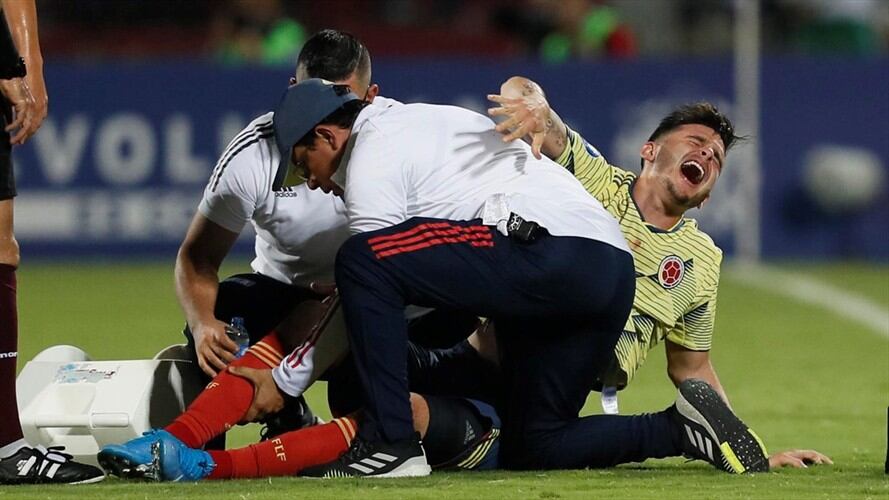 Las lágrimas del 'Poeta' ya daban luces de lo que podía ser la lesión en su rodilla derecha, la cual se quedó clavada en el terreno cuando realizó un leve giro en busca del balón. Foto: Agencia EFE