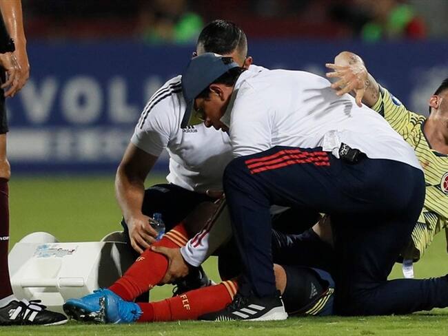 Las lágrimas del 'Poeta' ya daban luces de lo que podía ser la lesión en su rodilla derecha, la cual se quedó clavada en el terreno cuando realizó un leve giro en busca del balón. Foto: Agencia EFE