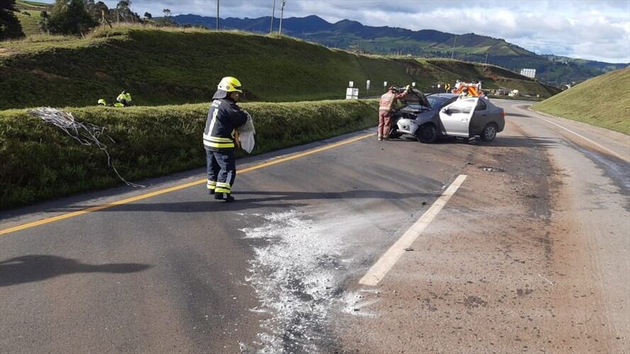 El hecho se registró a la una de la tarde de este 20 de agosto, la vía sentido Bogotá - Tunja se encuentra cerrada.. Foto: Bomberos Ventaquemada