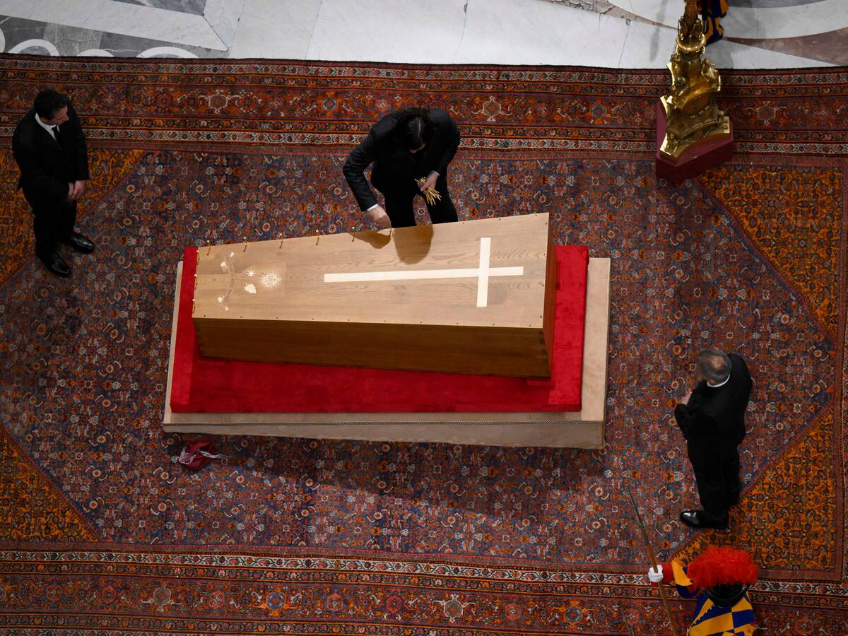 Así fue la ceremonia de cierre del féretro del papa Francisco en el Vaticano