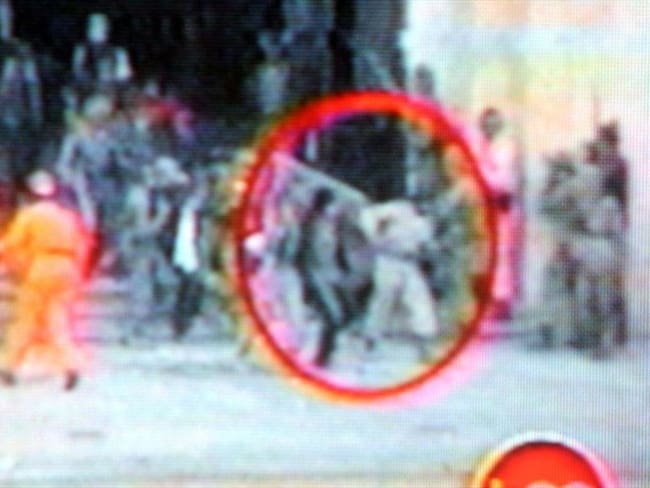 El magistrado Carlos Urán, en el círculo, habría salido vivo del Palacio de Justicia. Su cuerpo fue encontrado en las ruinas del edificio días después de la toma. Foto: Colprensa