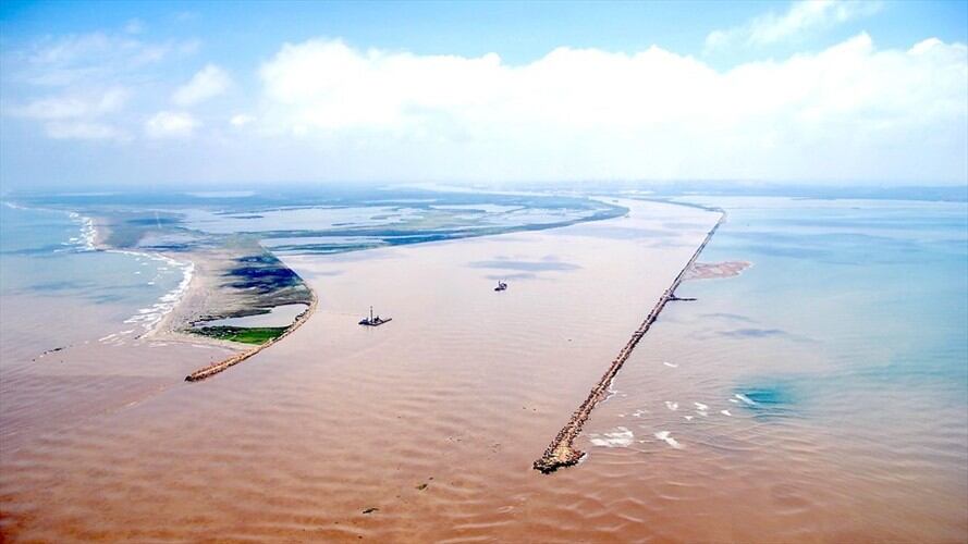 El buque de 199 metros de eslora y 52 metros de manga venía procedente de Turquía con 36.435 toneladas de clinker y declaró un calado de 9,6 metros. Foto: Colprensa | Bocas de Ceniza