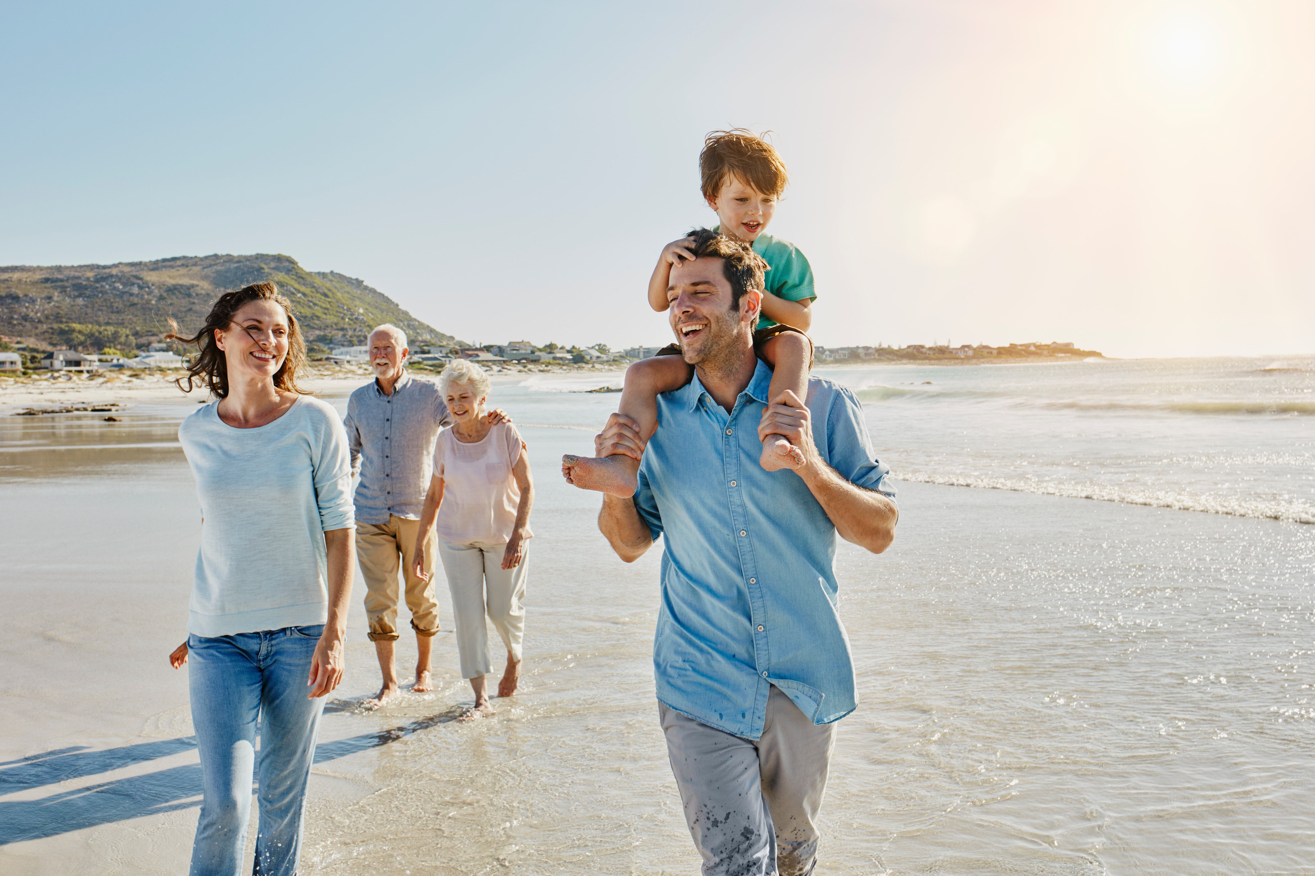 Familia disfrutando de sus vacaciones remuneradas en Ciudad del Cabo, Sudáfrica (Foto vía GettyImages)