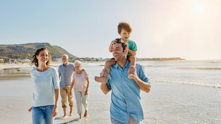 Familia disfrutando de sus vacaciones remuneradas en Ciudad del Cabo, Sudáfrica (Foto vía GettyImages)