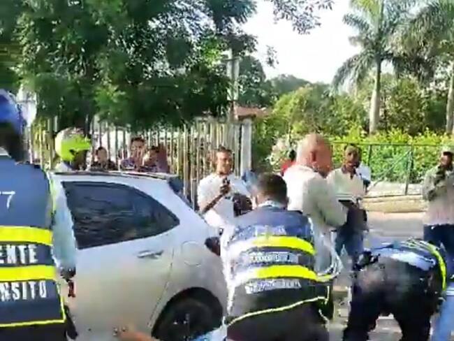 Intolerancia en Cartagena, mototaxistas se enfrentan a golpes con agentes de tránsito