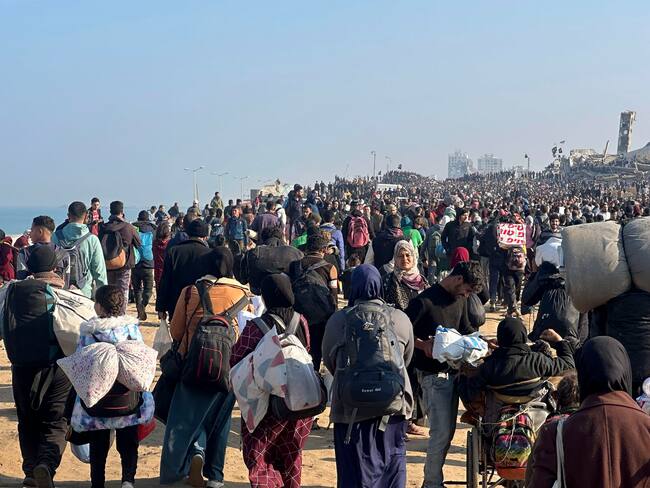 Miles de palestinos están cruzando al norte de la Franja de Gaza. FOTO: EFE/EFE