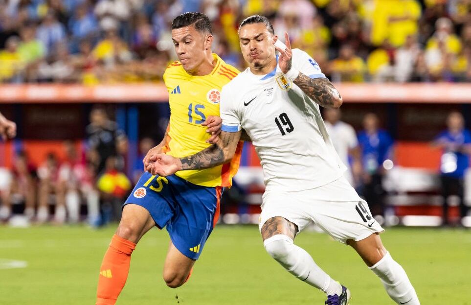 Matheus Uribe de Colombia se enfrenta a Darwin Núñez de Uruguay en partido de Copa América 2024. Foto: Getty Images.