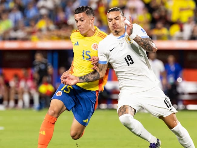 Matheus Uribe de Colombia se enfrenta a Darwin Núñez de Uruguay en partido de Copa América 2024. Foto: Getty Images.