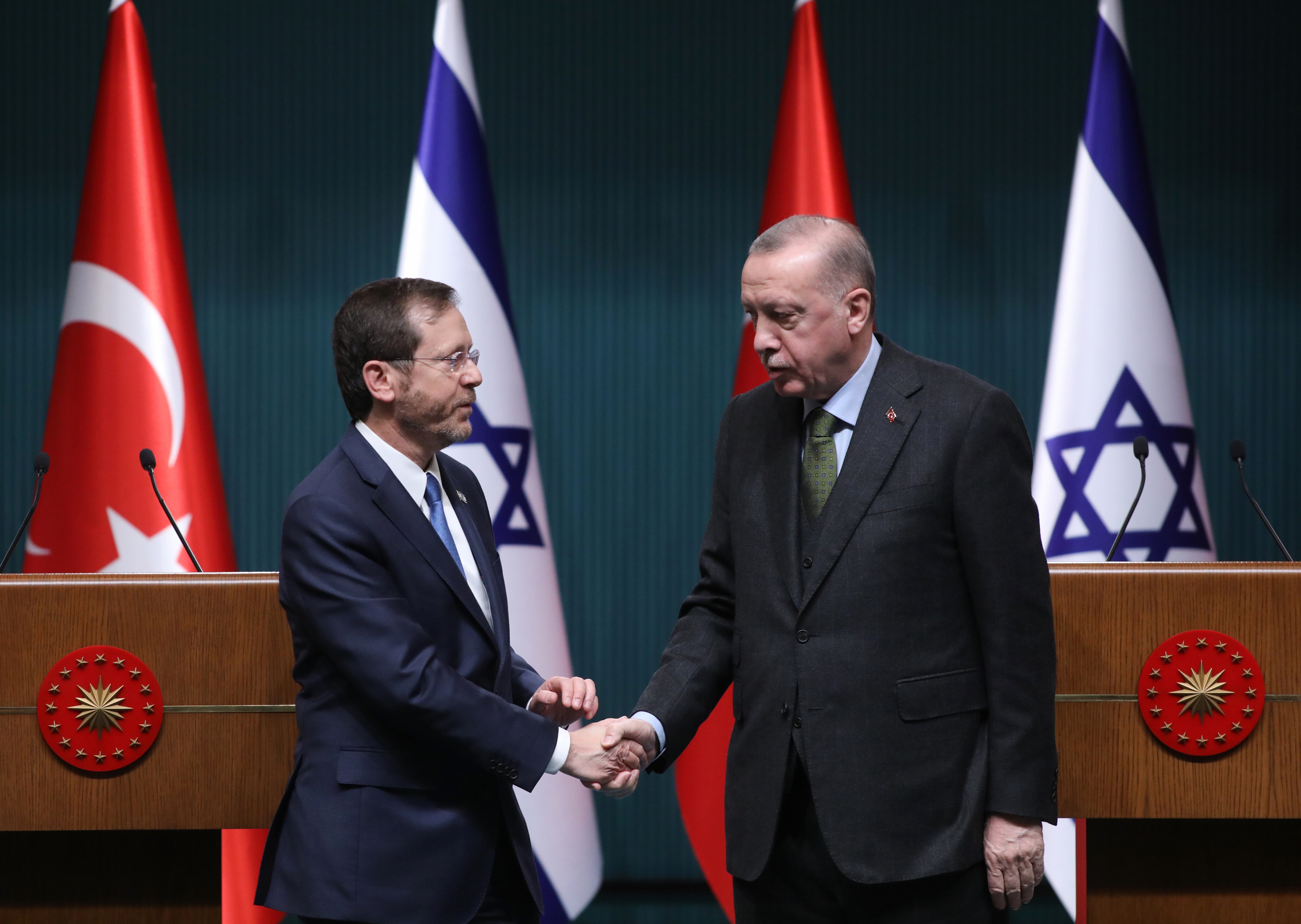 El presidente de Israel, Isaac Herzog, y el presidente de Turquía, Recep Tayyip Erdogan. (Photo by Yavuz Ozden/ dia images via Getty Images)
