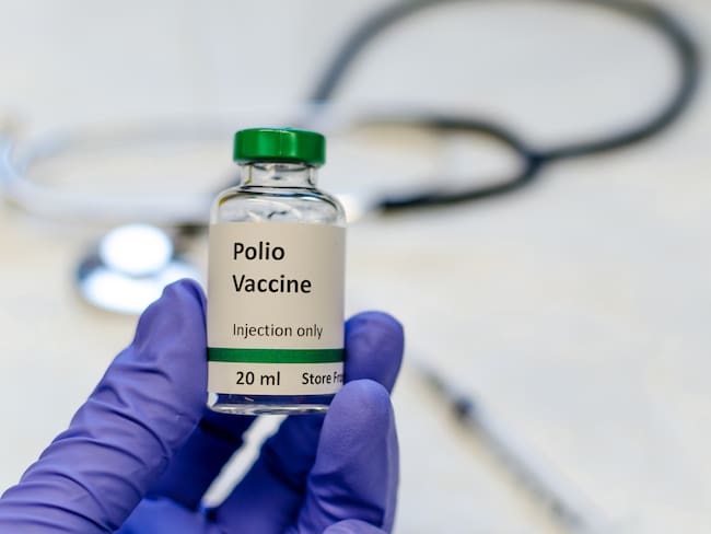 Imagen de referencia de una vacuna contra el polio. Foto: Manjurul/Getty Images
