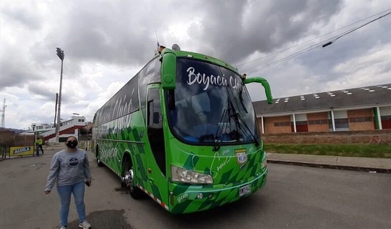 Diana Rojas, empresaria junto al bus de Boyacá Chicó. Foto: