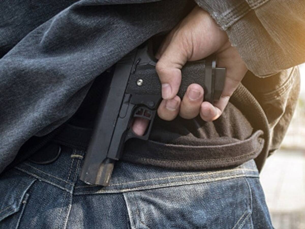 Hombre iba a robar en un bus, pero su madre iba en él y lo bajó a "chancletazos"